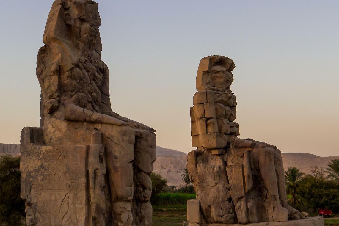 Due colossi risorti dal deserto: l&rsquo;Egitto rialza Amenhotep III e rilancia il business dell&rsquo;archeologia
