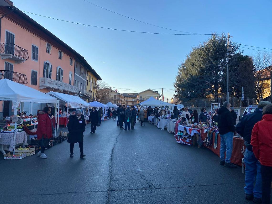 Piazze vuote, banchetti ricchi: il mercatino di San Giusto Canavese resiste alla malinconia
