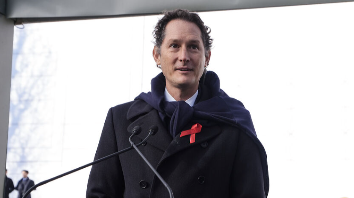 Ancora guai giudiziari per Elkann: ecco perchè vuole vendere tutto. Il giudice lo manda a processo