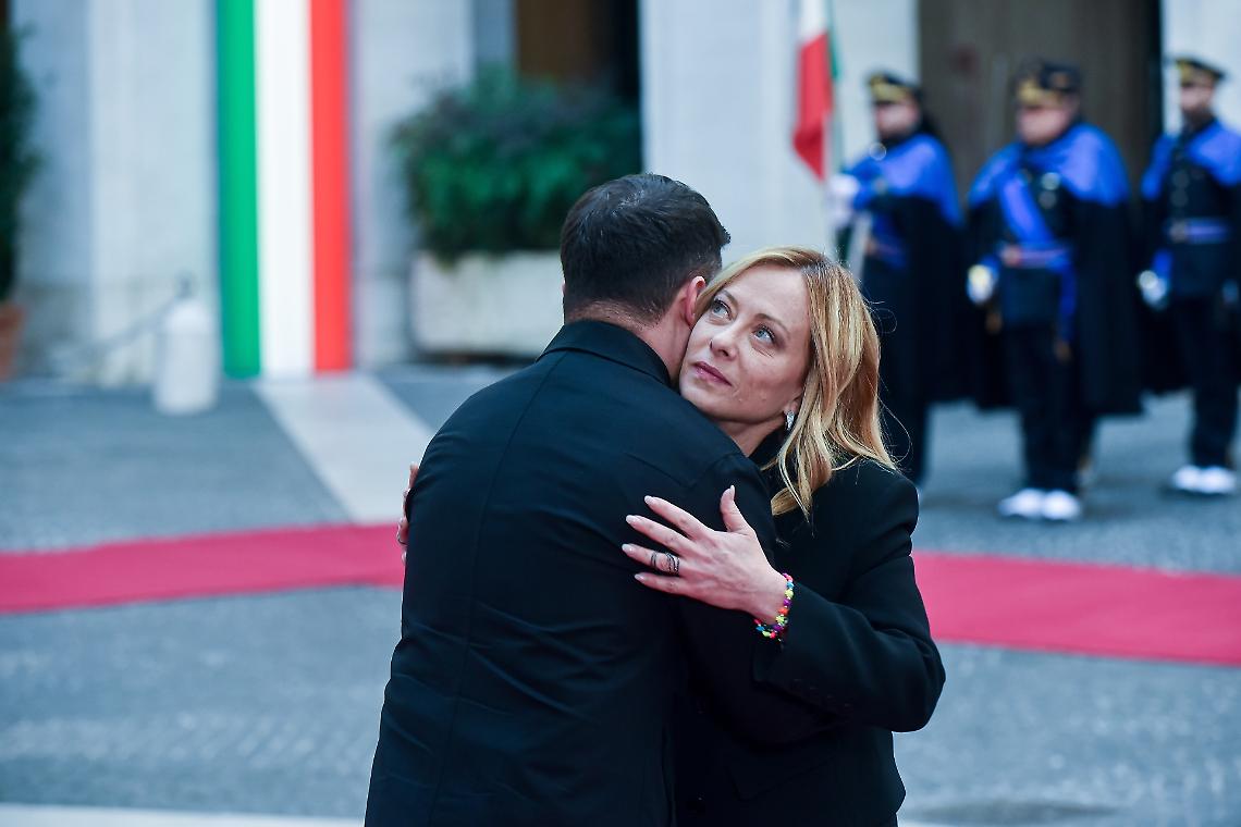 Bombardano, mentono e comandano: l&rsquo;Occidente applaude mentre il mondo brucia