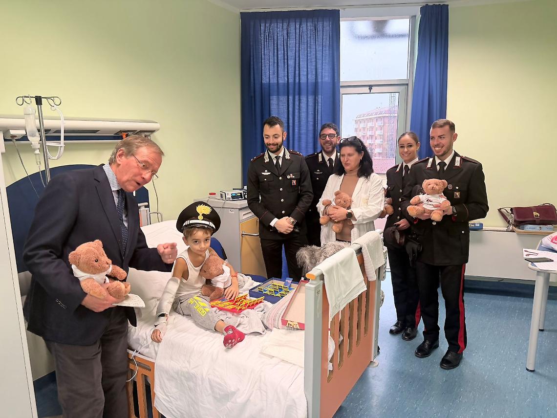 Babbo Natale arriva in corsia con i Carabinieri: sorrisi e regali ai piccoli pazienti degli ospedali torinesi