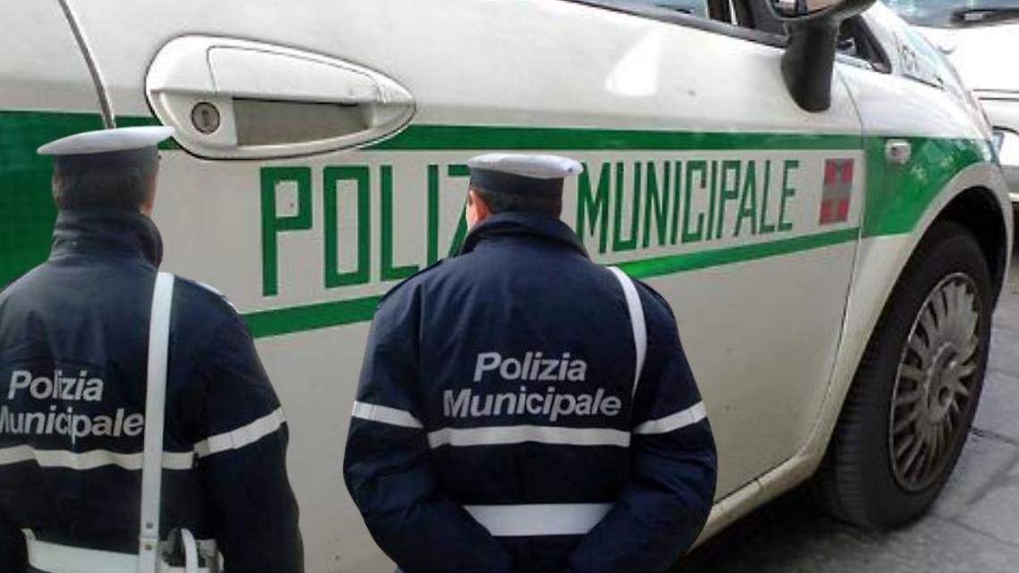 Scritte contro i vigili del nuovo presidio: Mirafiori Sud riparte tra vandalismi e tensione