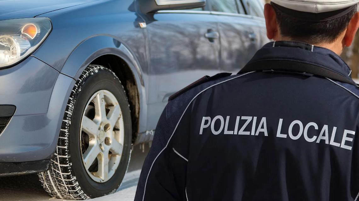 Auto sul ghiaccio, un tornante diventa una trappola sopra Mezzenile