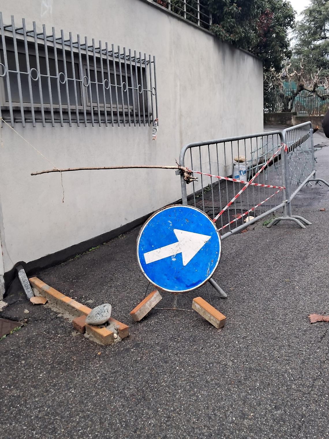 "Questa citt&agrave; &egrave; una fogna..." urla al telefono un cittadino di Settimo Torinese
