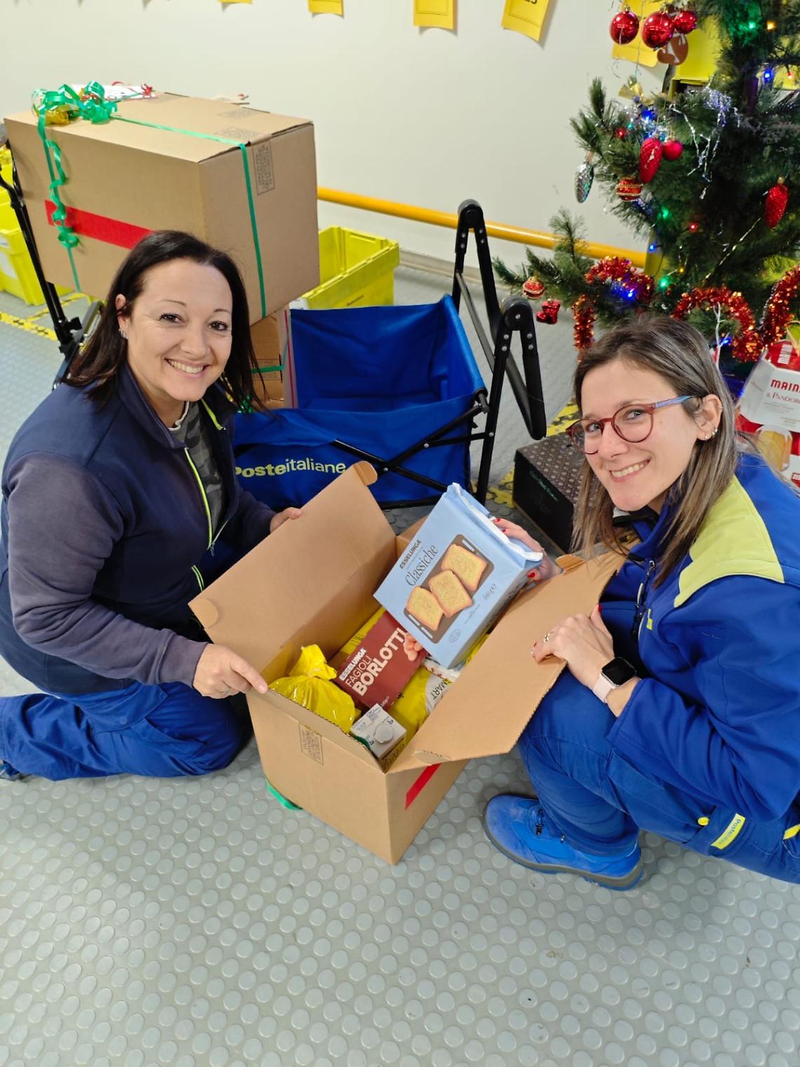 Quando la divisa incontra la solidariet&agrave;: a Moncalieri i postini riempiono 15 pacchi contro la povert&agrave;