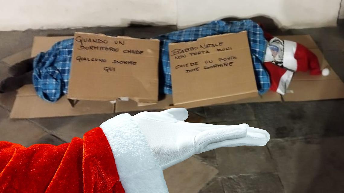 Provocazione fuori dal Consiglio comunale a Chivasso: Babbo Natale come un clochard, dorme coperto di cartoni