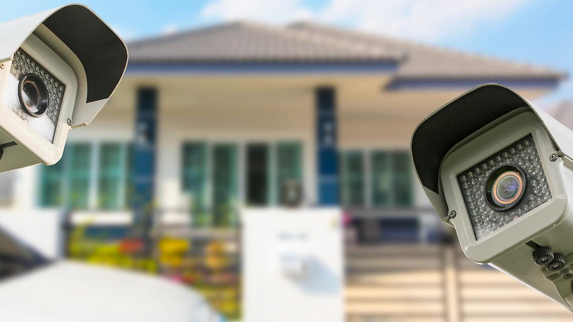 Elettricista voyeur, spiava clienti dalle telecamere installate in casa