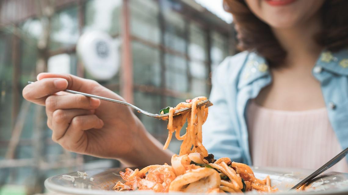 Mangia e dorme senza pagare