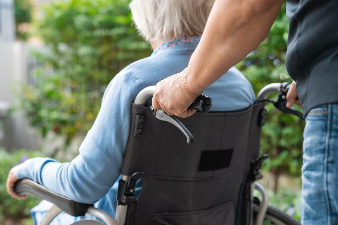 Anziana fugge dalla casa di riposo e si rompe una gamba: quando la responsabilit&agrave; &egrave; della struttura