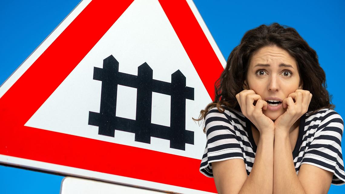 Auto abbatte sbarre di un passaggio a livello nel Biellese, le barriere finiscono contro un treno in corsa