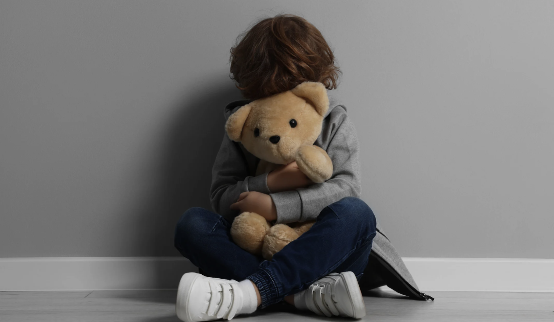 Gi&ugrave; le mani dai bambini