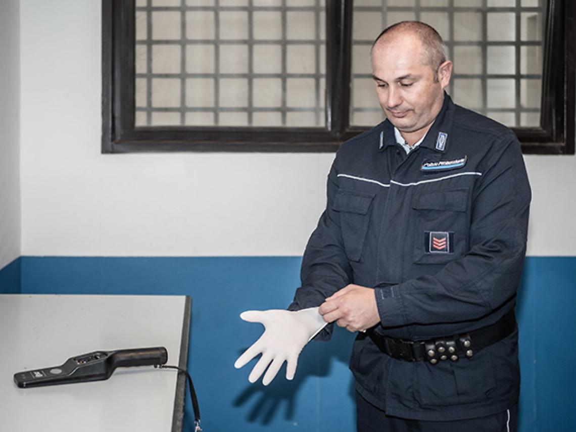 Telefoni, cocaina e tirapugni in cella: il sistema che allarma le carceri