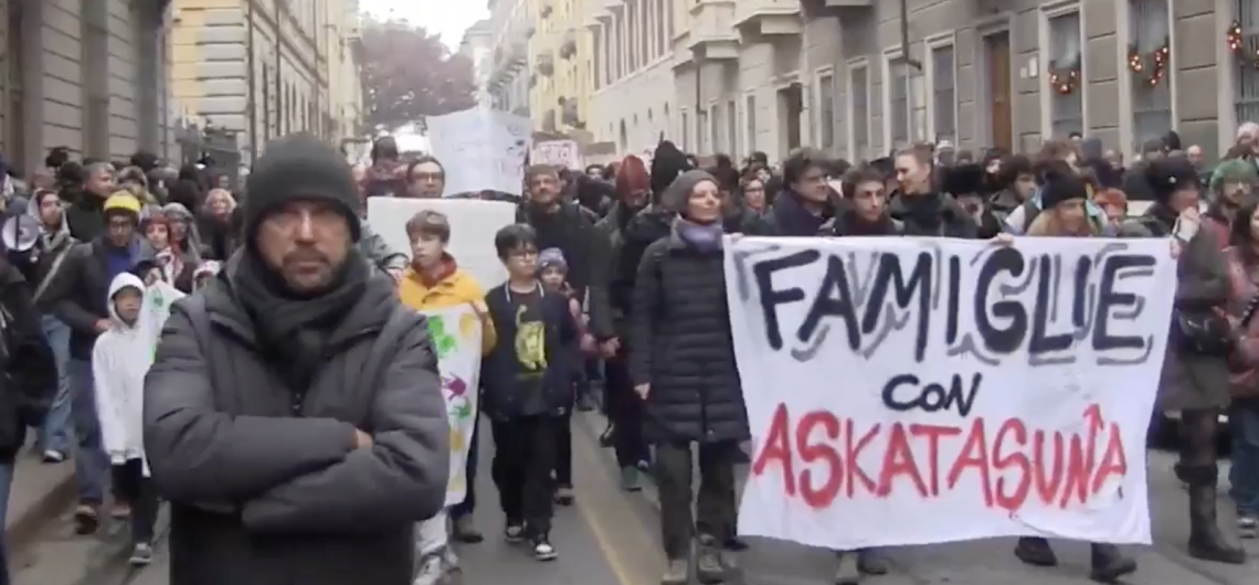 Askatasuna non si tocca: in migliaia in piazza contro lo sgombero