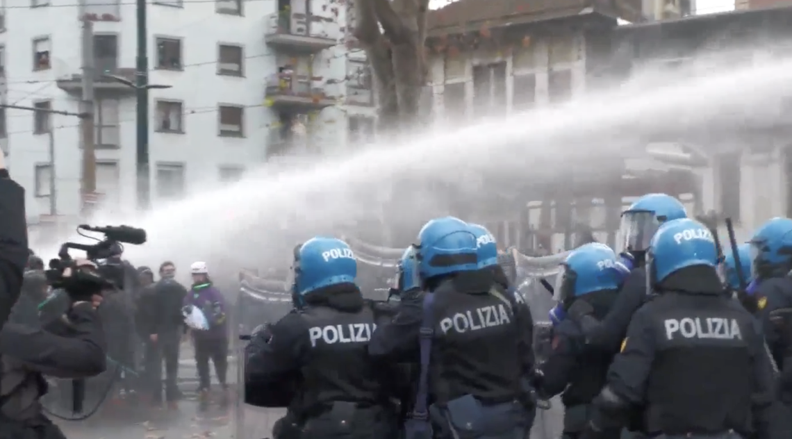 Scontri a Torino dopo lo sgombero di Askatasuna: idranti e lacrimogeni al corteo