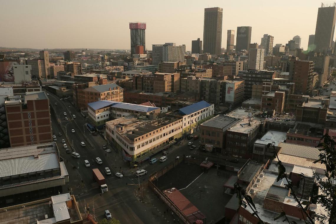 Sudafrica, dodici uomini armati assaltano un pub e uccidono nove persone: chi controlla davvero le armi nel Gauteng?