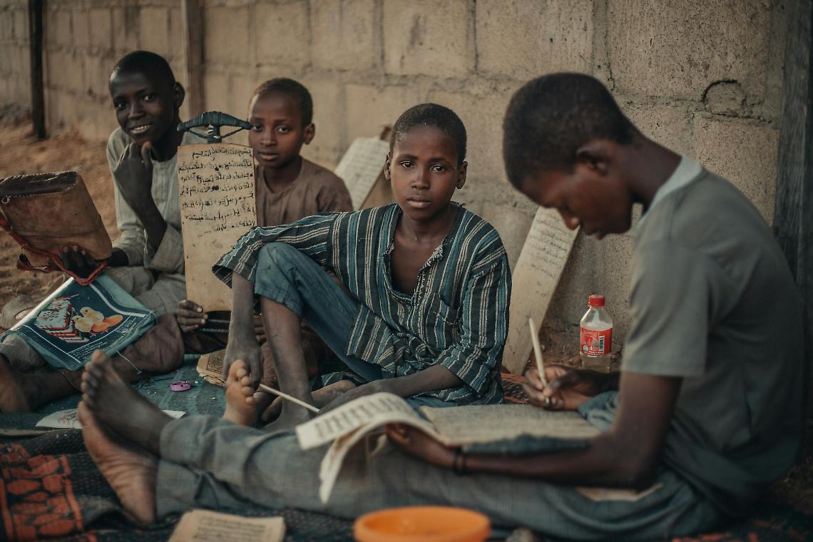 Nigeria, 130 bambini rapiti a scuola e liberati dopo un mese: chi protegge davvero gli studenti?