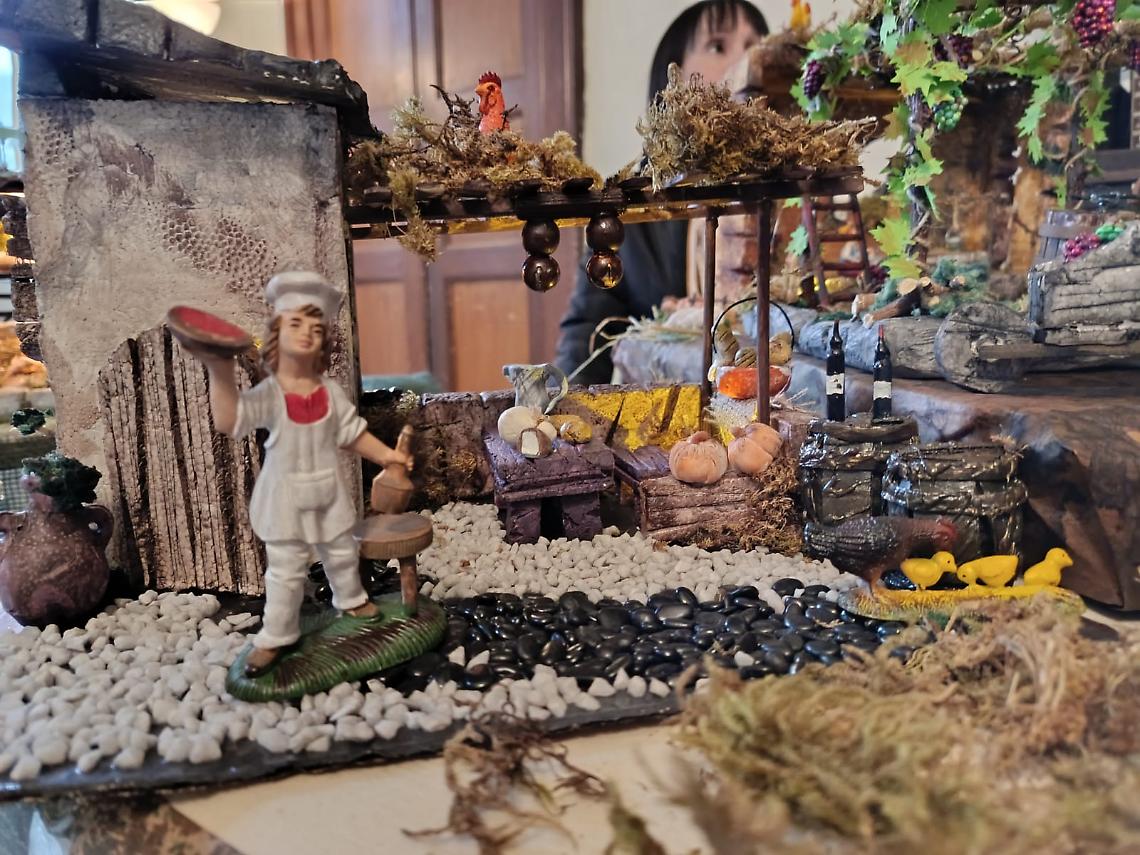 Polistirolo, legno e tanta pazienza: i presepi artigianali che accendono Palazzo Ellena