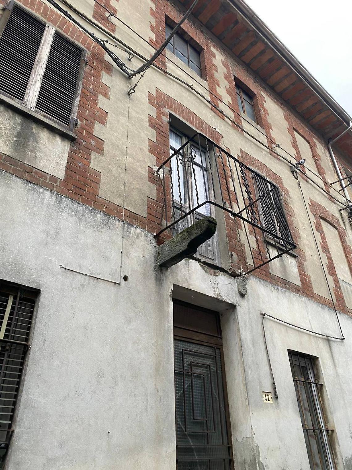 Balconi a rischio e silenzi colpevoli: in via Armando Diaz Caluso chiude gli occhi