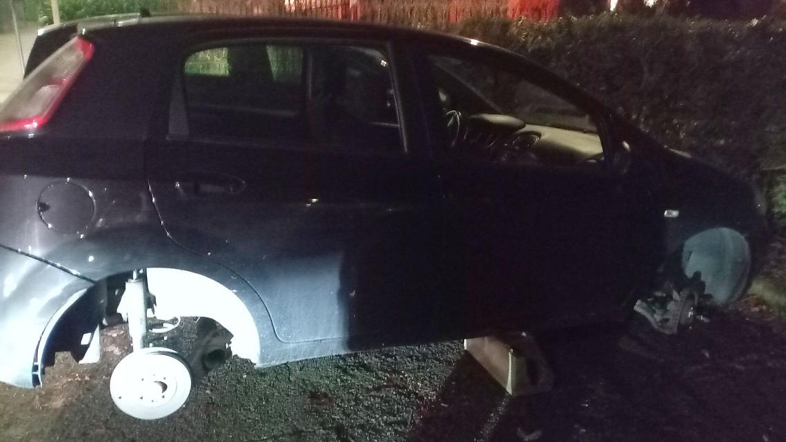 Auto cannibalizzata sotto casa: a Gassino spariscono tutte e quattro le ruote in un&rsquo;ora