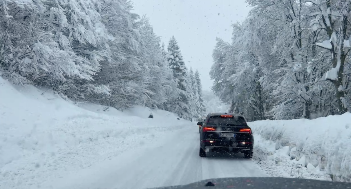 Tre metri di neve a Prato Nevoso (e nevica ancora): precipitazioni record nel Cuneese
