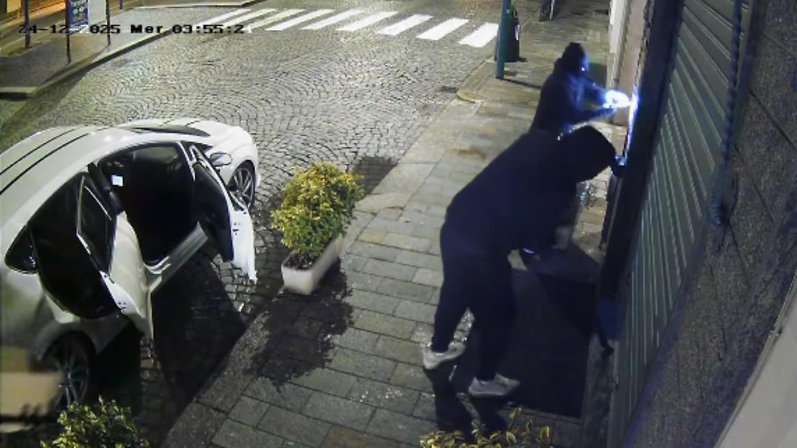 Tentato furto alla Vigilia di Natale nel negozio in centro a Chivasso: ladri messi in fuga dall'allarme
