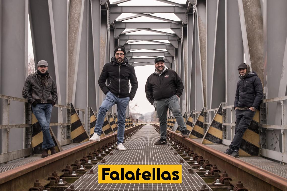 Falafellas &ndash; Ombrelloni a Febbraio: quando la musica trova il sole anche fuori stagione