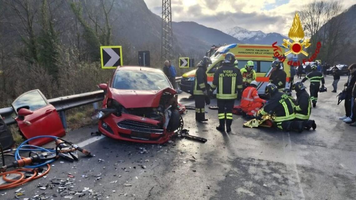 Frontale sulla SS659 a Crodo: due conducenti estratti dalle lamiere, strada chiusa per ore