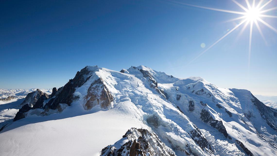 Monte Bianco, la vetta si abbassa: 2,7 metri in meno