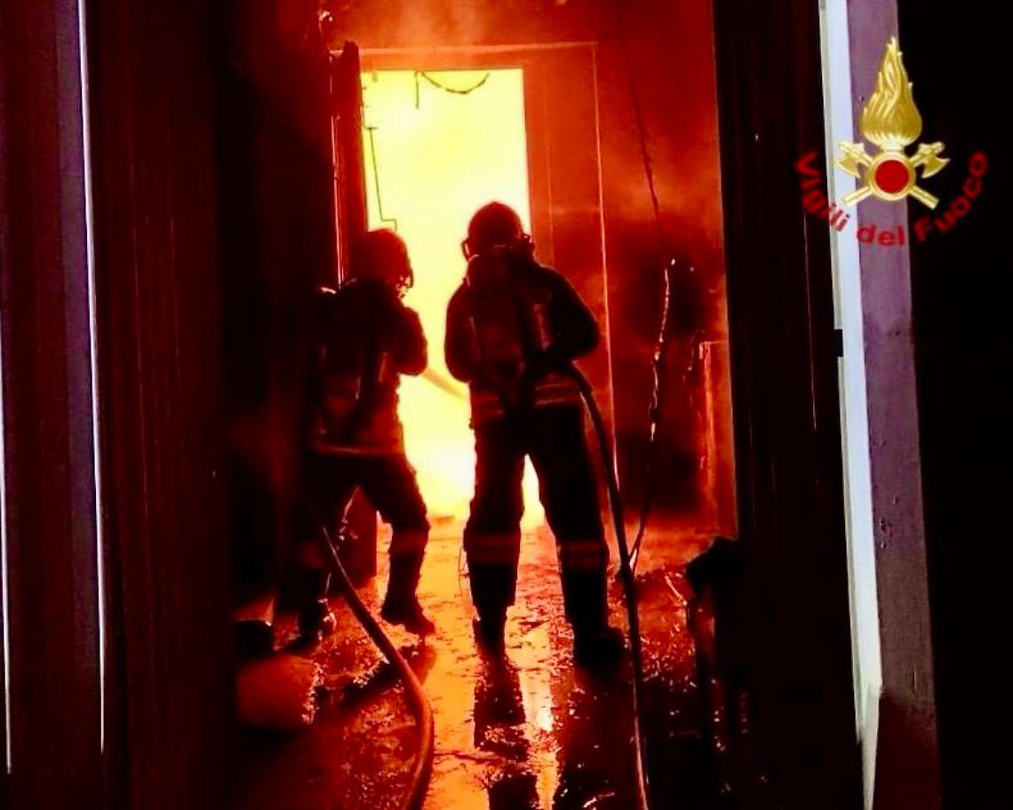 Fiamme nella notte a Settimo Rottaro: distrutti box auto, legnaia e un'auto parcheggiata