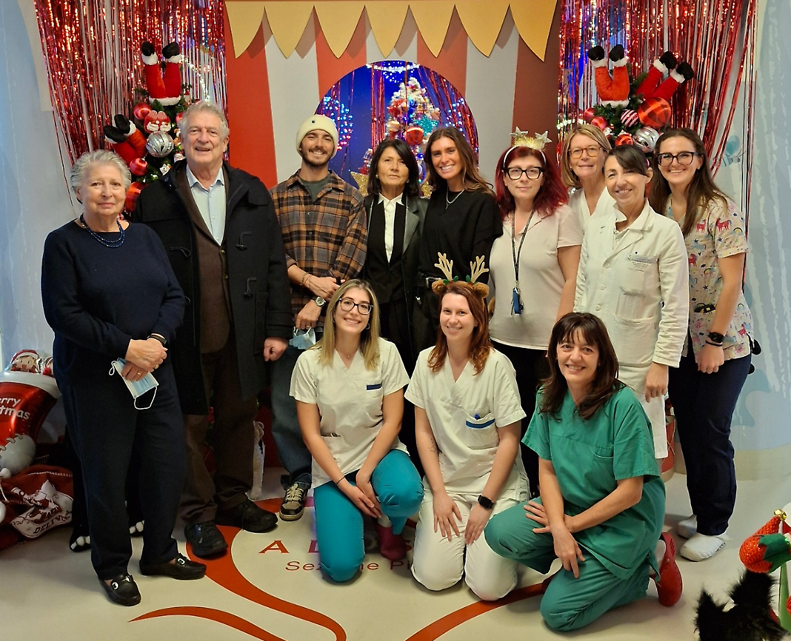Natale con il cuore: Pecco Bagnaia porta gioia ai bambini di UGI a Torino
