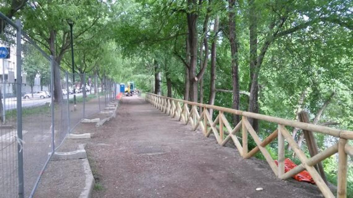 Torino, cede la balaustra lungo il Po: uomo in acqua salvato da un passante, moglie ferita