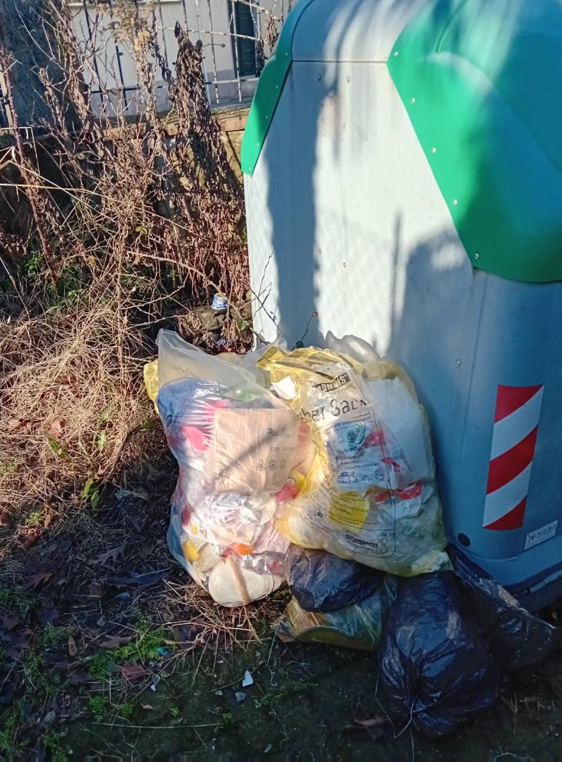 Natale a Cascinette: panettone, presepe e indifferenziata davanti al cancello