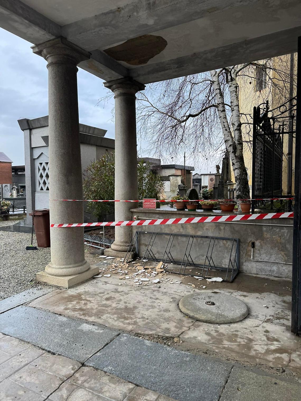 Cimiteri sotto la pioggia e infiltrazioni d'acqua, allarme tra Montanaro e Foglizzo