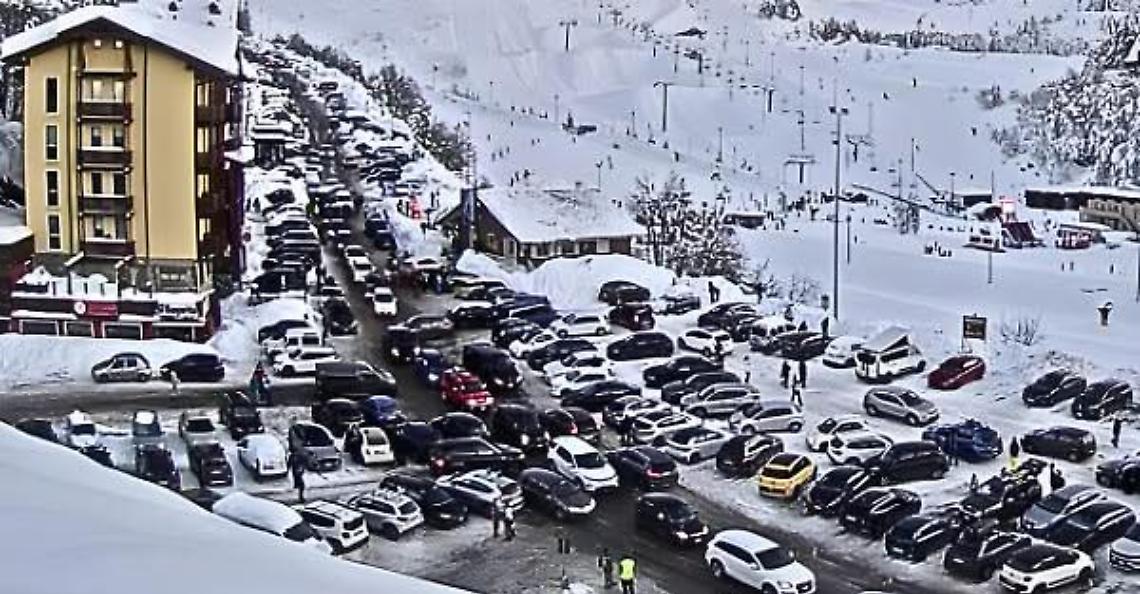 Tutti pazzi per la neve di Prato Nevoso. Tutti fermi in strada