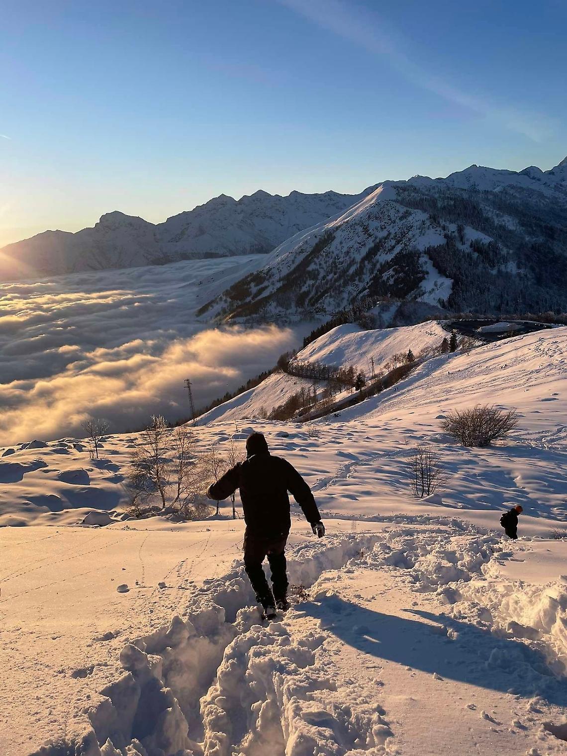 Sole, montagne scintillanti e gelate in pianura: il Piemonte si risveglia dopo la nevicata di Natale