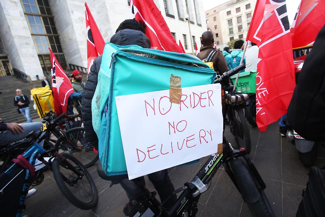 "Sette euro per 35 chilometri in bici, boicottiamo la piattaforma": rivolta dei rider