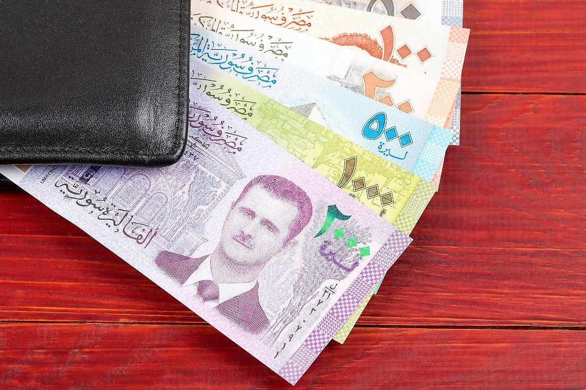 La Siria cancella Assad dalle banconote: basta un fiore per ricostruire la fiducia nella lira?