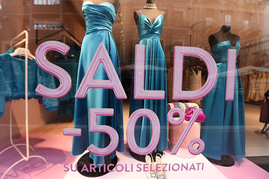  Saldi dal 3 gennaio, ma in 2 milioni hanno gi&agrave; comprato a sconto