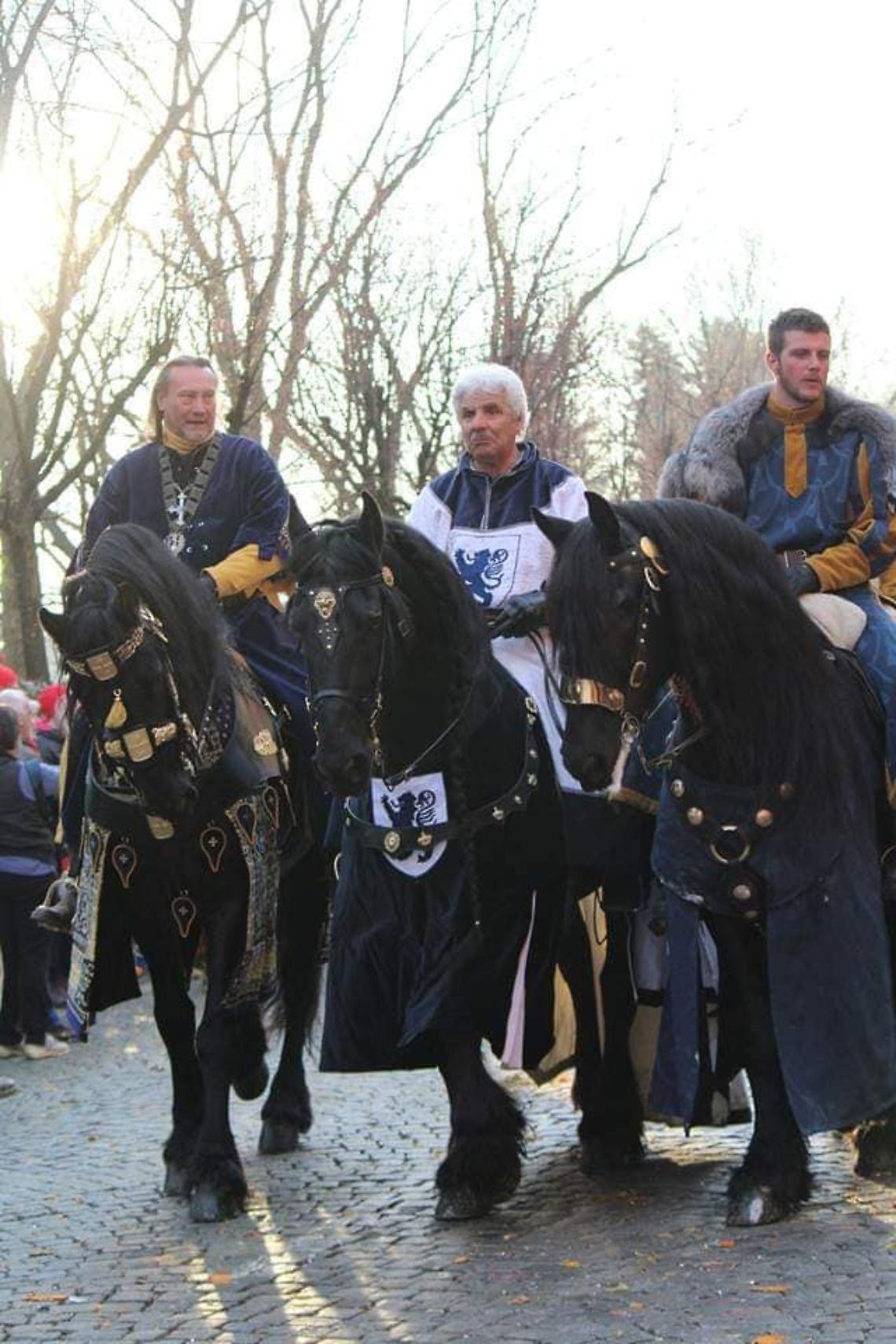 La Befana del Vigile torna in piazza: festa, cavalli e solidariet&agrave; nel cuore di Ivrea