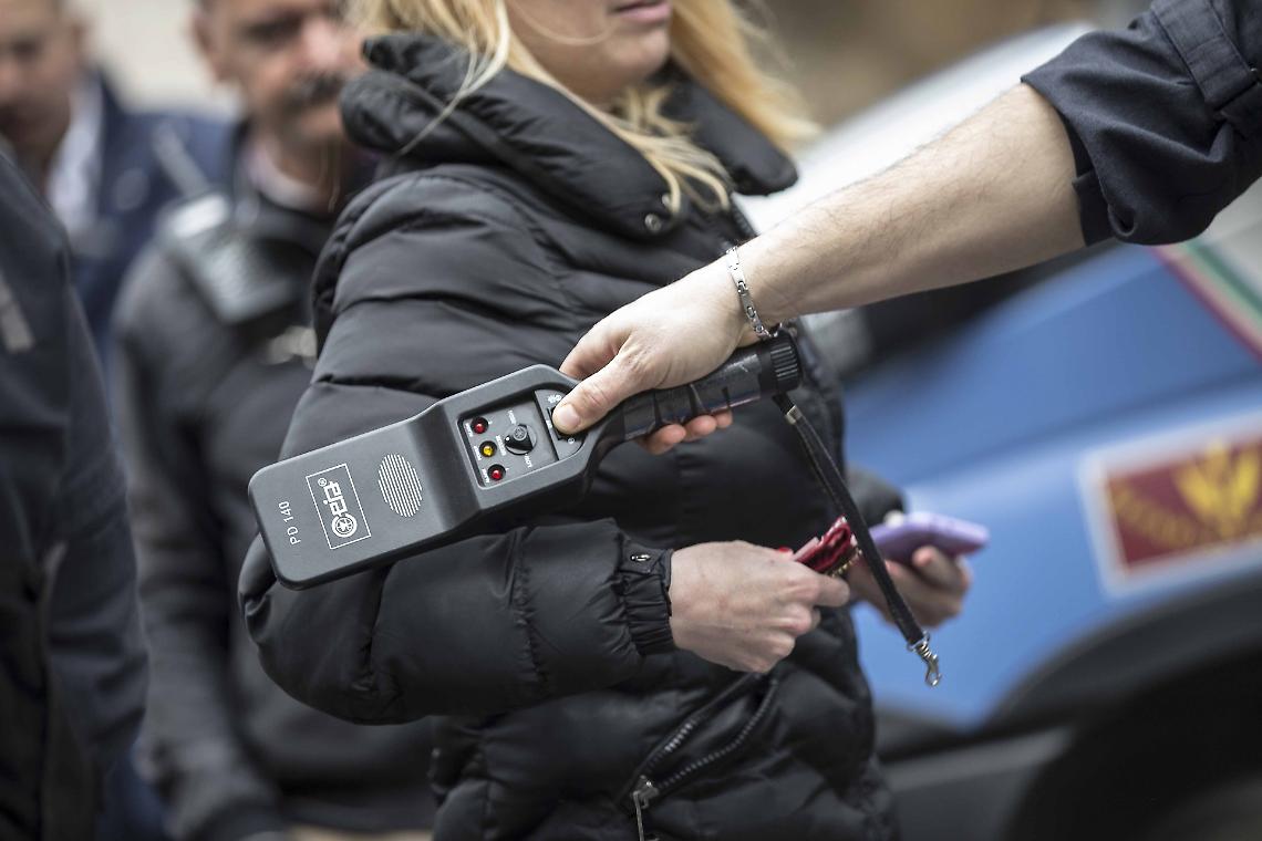 Metal detector, divieti e accessi contingentati da Roma a Milano: festeggiamenti sorvegliati speciali in tutta Italia