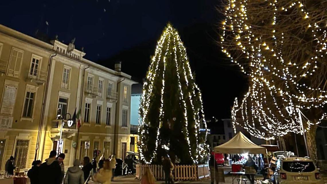 La piazza di Ceres illuminata per il Natale