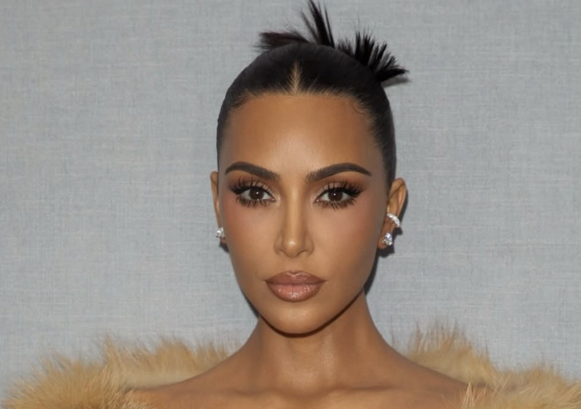 Le mutande con il pelo e il genio di Kim Kardashian: quando anche la provocazione diventa merce