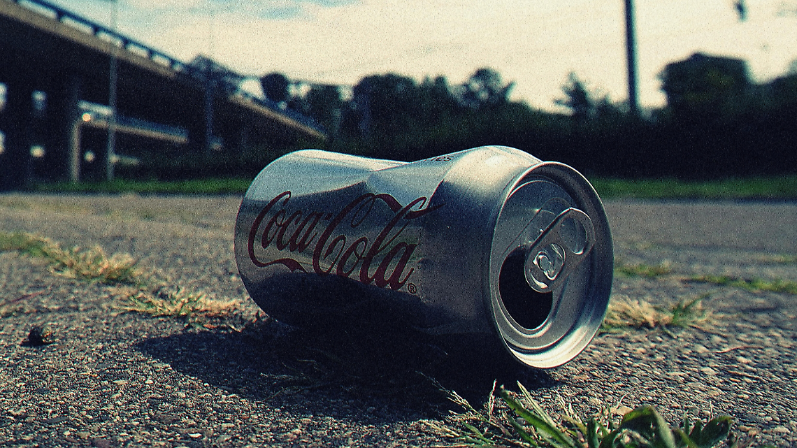 Stazione di San Benigno: binari pieni di rifiuti, ma a gennaio arrivano i lavori di pulizia