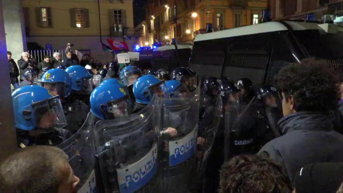 Capodanno di tensione a Torino: Street Parade di Askatasuna, quattro carabinieri feriti