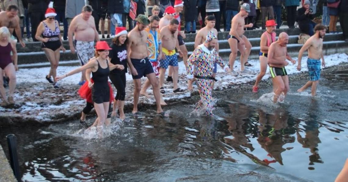 Viverone, il gelo non ferma il Capodanno: in trenta si tuffano nel lago per il cimento