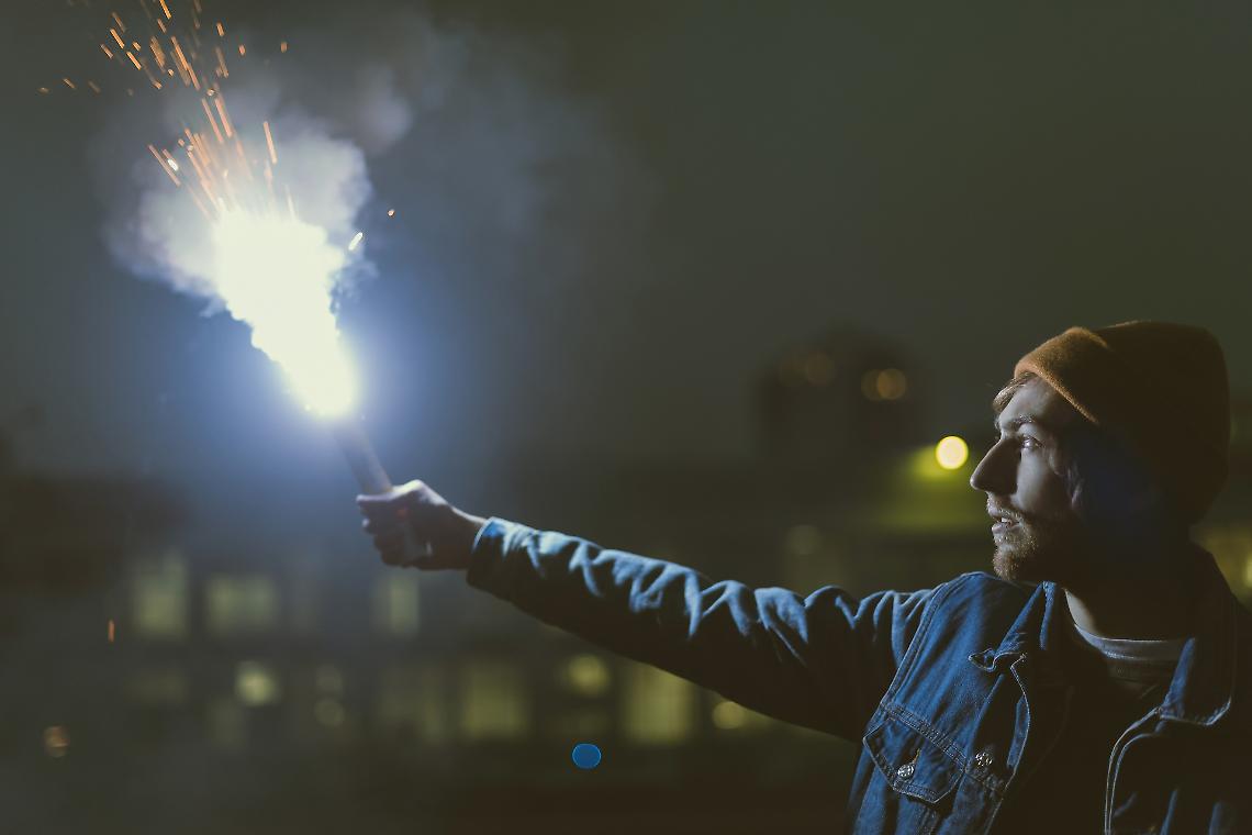 Capodanno 2026: un morto, 283 feriti e decine di amputazioni tra petardi, incendi e scontri