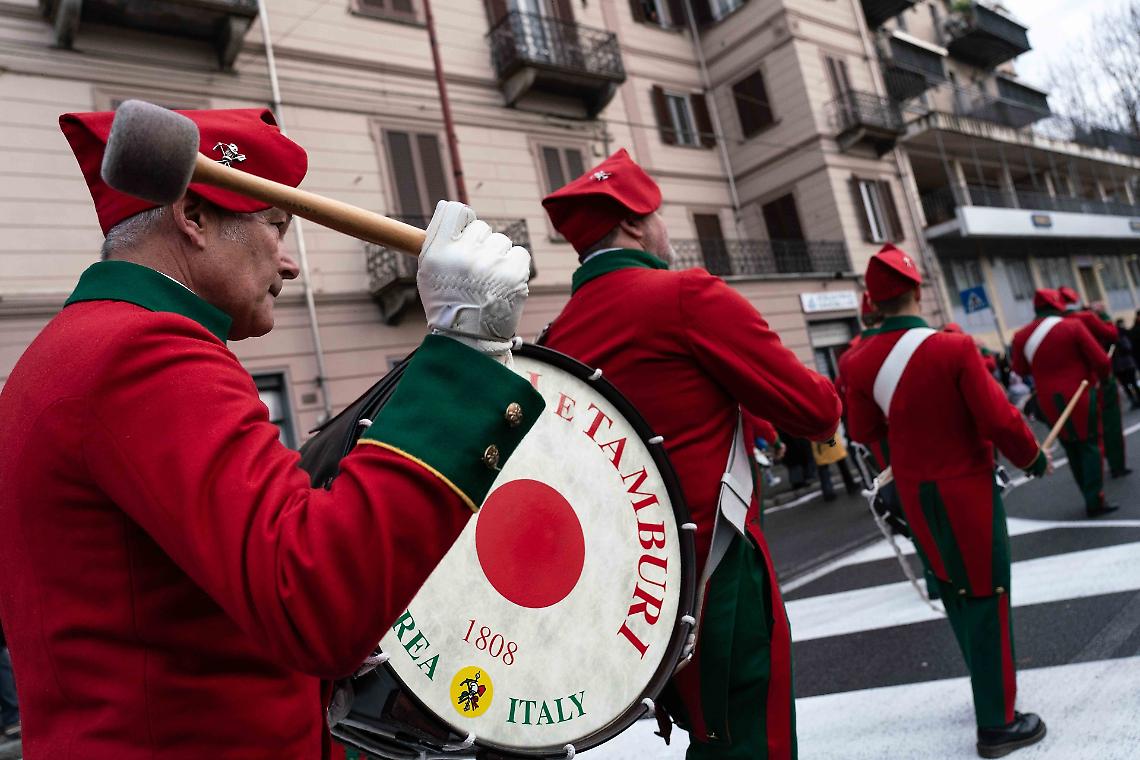 Sciabola e feluca al Generale Mario Livio Gusta. All'Epifania prende il via lo Storico Carnevale di Ivrea