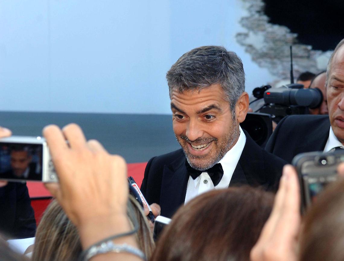 George Clooney francese, Trump furioso
