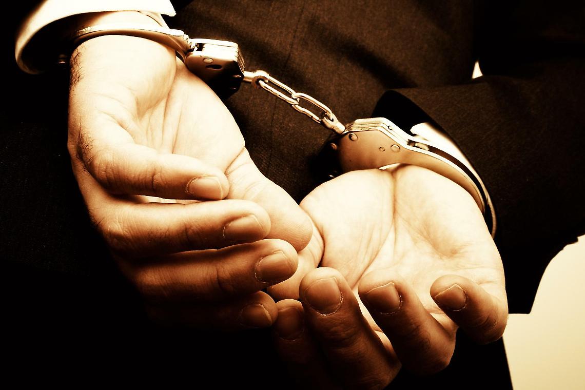 Ruba vestiti per 6.500 euro e tenta la fuga in bici: arrestato a Rivarolo