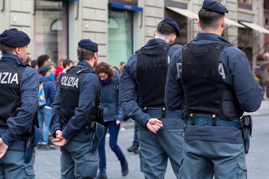 Fermato con un trolley pieno di droga: quasi un chilo di cocaina sull&rsquo;autobus da Parigi